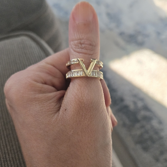 18k Dubai Fashion Gold and Silver V Initial Ring - Picture 1 of 12